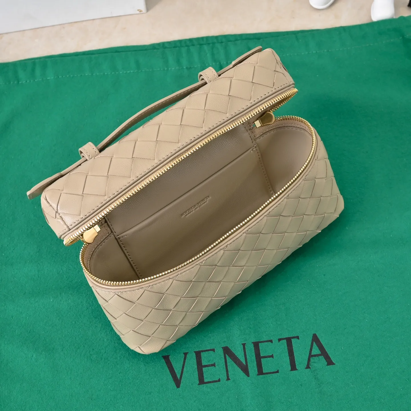 Batch 1360 Bottega Veneta 24 spring and summer woven zipper crossbody bag. A crossbody bag that can be used as a cosmetic bag. The exquisite weaving and compact body are an indispensable accessory for the upcoming summer. The double zipper also better protects the bag. It has a large capacity. If you like it, don’t miss it. Style number: 9109 Size: 22*12.5*5cm